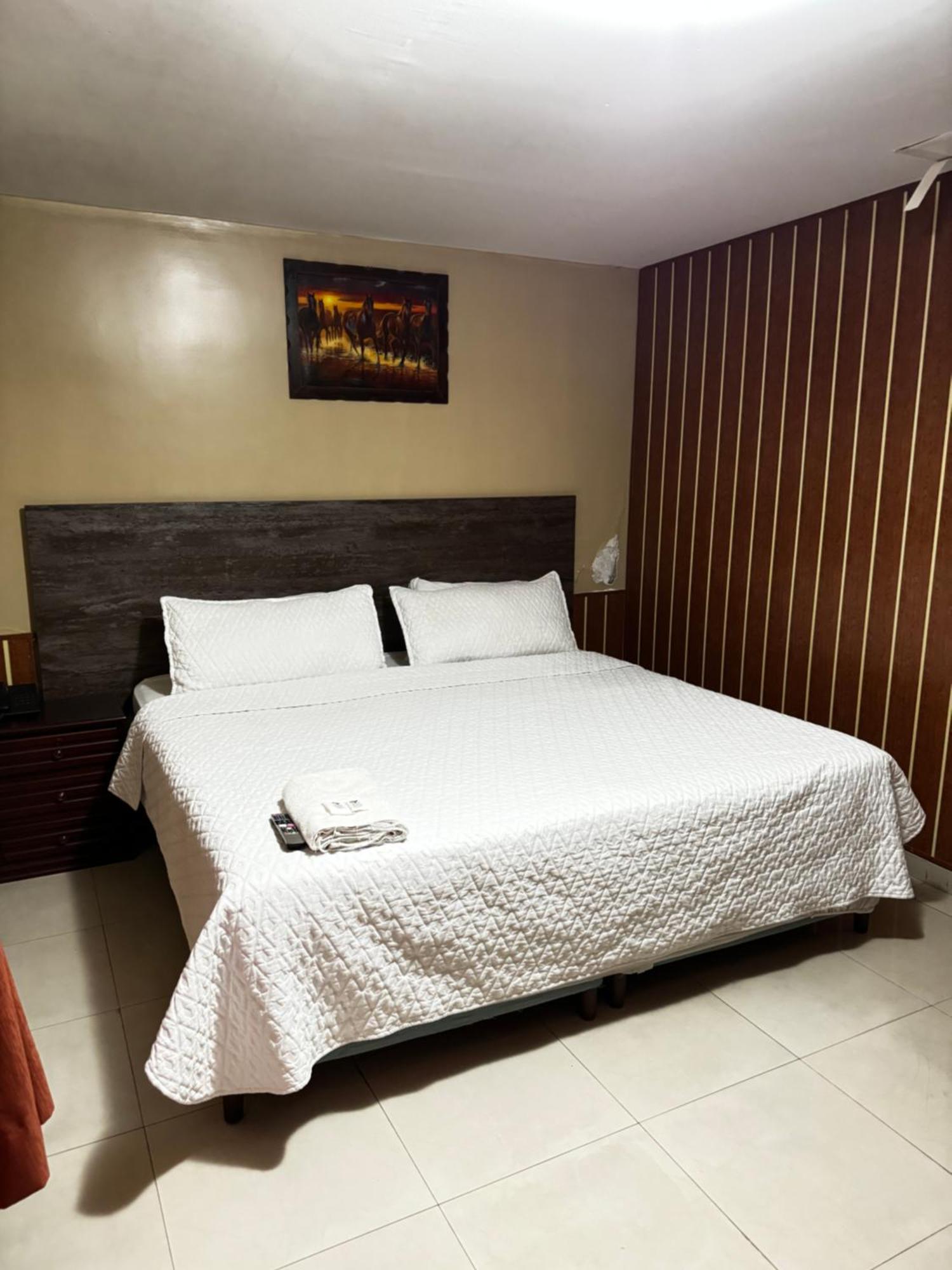 Habitación con cama extragrande.