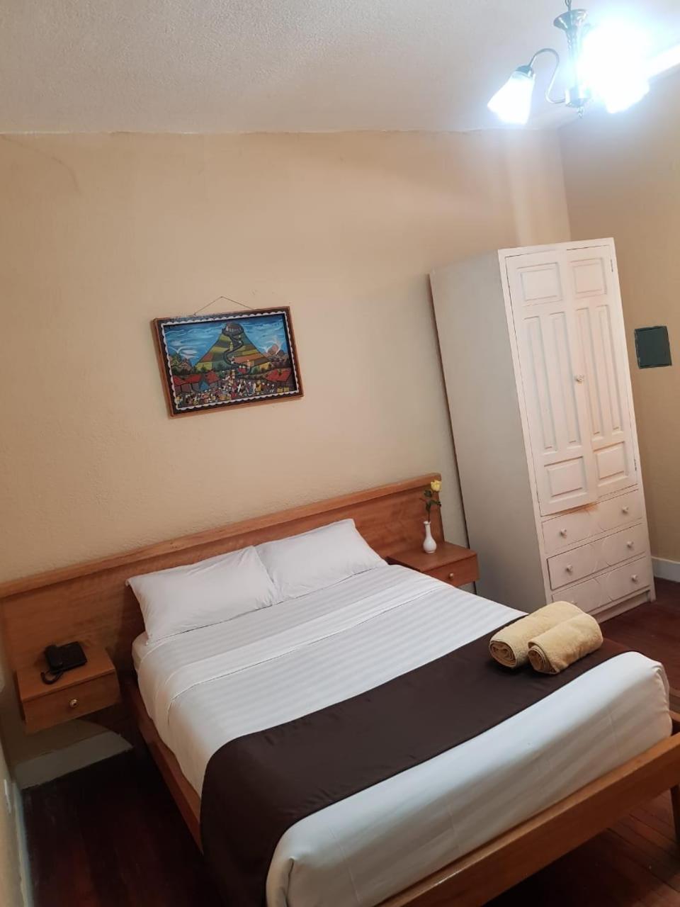 Habitación con cama grande