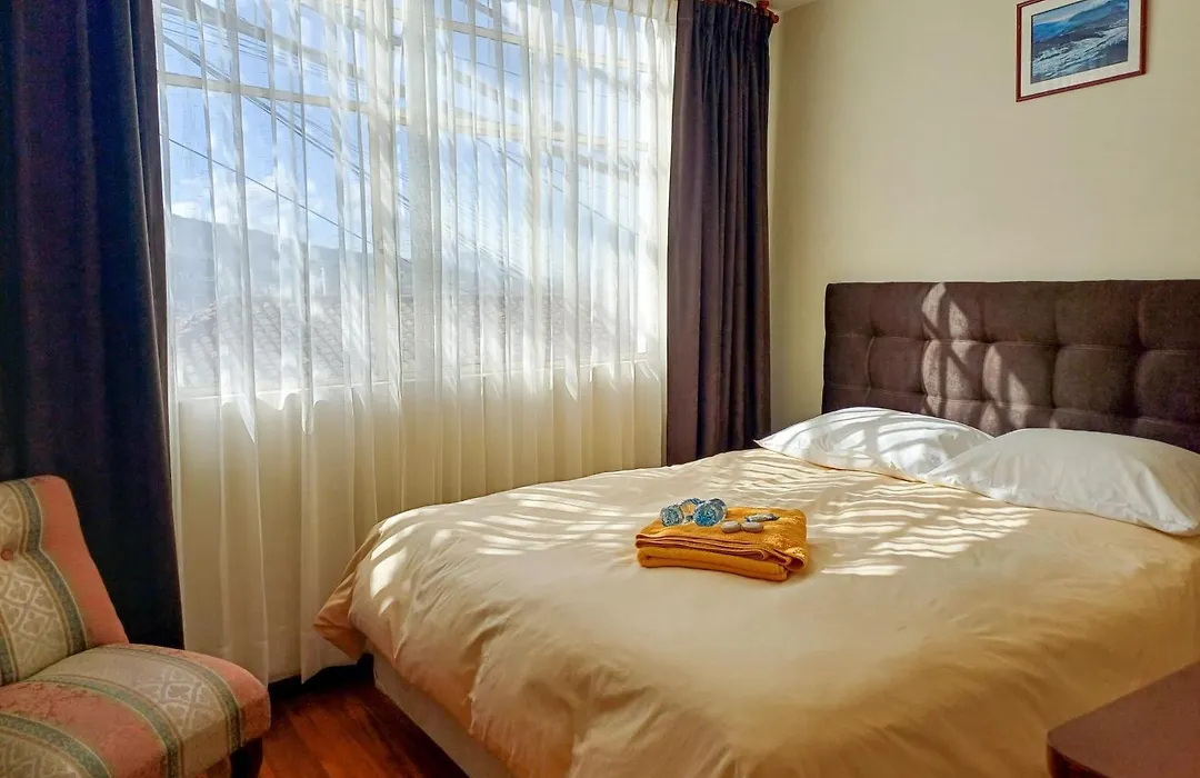 The Quito Guest House With Yellow Balconies For Travellers-1